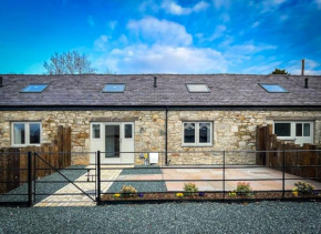 Tractor Shed, seaside cosy cottage for 4